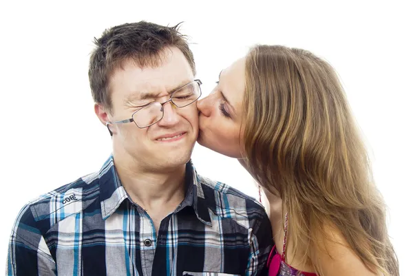 Mooi meisje kussen een kerel op de Wang — Stockfoto