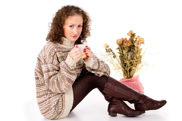 Krásná dívka sedící v svetr s hrnkem — Stock fotografie