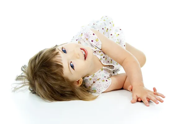 Красивая маленькая девочка лежит — стоковое фото
