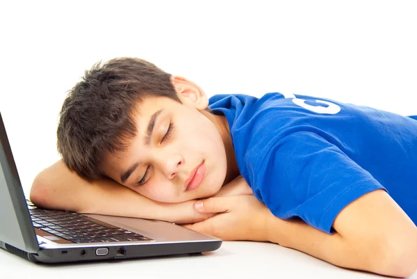 Menino adormeceu enquanto trabalhava em um laptop — Fotografia de Stock