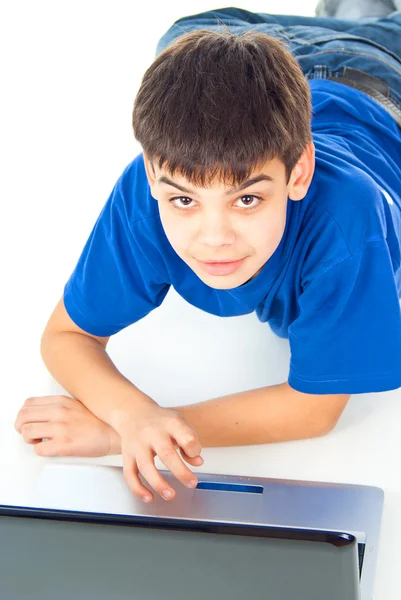 Pojke lär sig en bärbar dator — Stockfoto