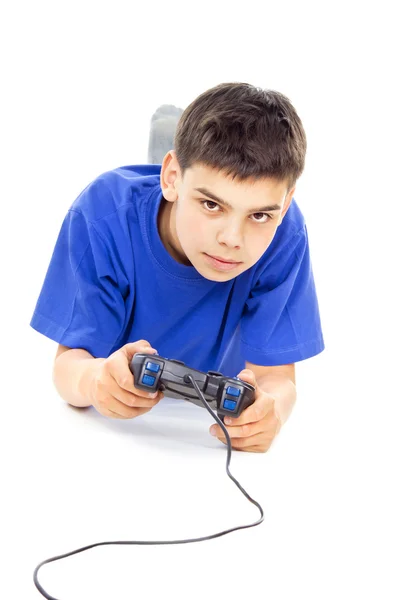 Junge spielt am Steuerknüppel, während er auf dem Boden liegt — Stockfoto