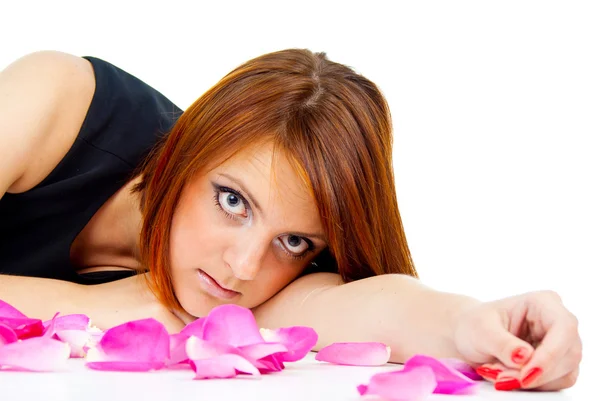 Girl in rose petals — Stock Photo, Image