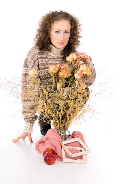 Ragazza in maglione seduta comodamente — Foto Stock