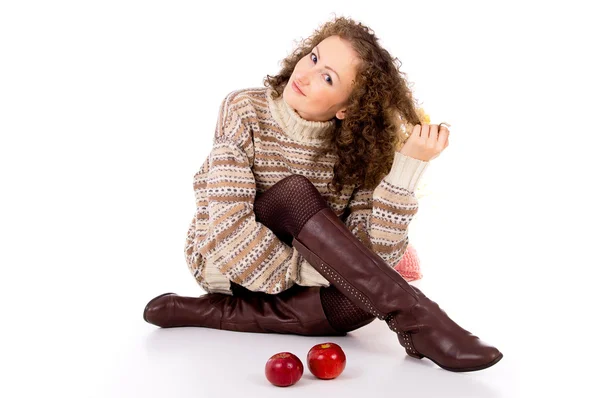Girl in winter clothes with apples — Stock Photo, Image