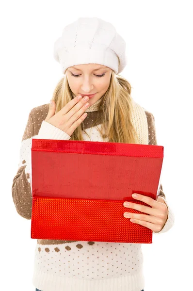 Chica mira en una caja de regalo —  Fotos de Stock