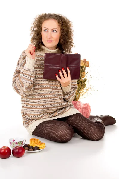 Chica leyendo un libro en el suéter y la idea —  Fotos de Stock
