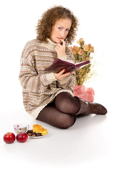 Menina relaxante com um livro com uma xícara de chá — Fotografia de Stock