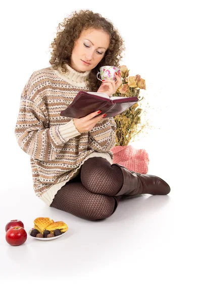 Girl relaxing with a book — Stock Photo, Image