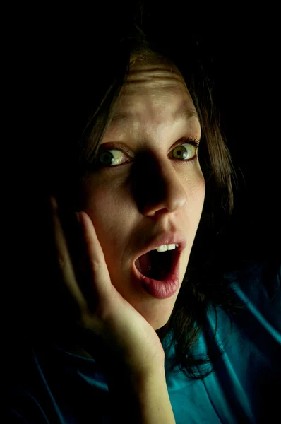 Girl screams in fright — Stock Photo, Image