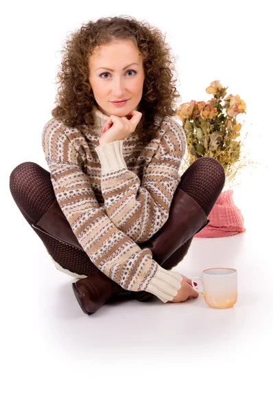 Ragazza si siede in un maglione e stivali — Foto Stock