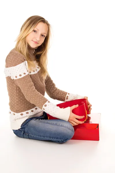 Meisje zit met geschenken — Stockfoto