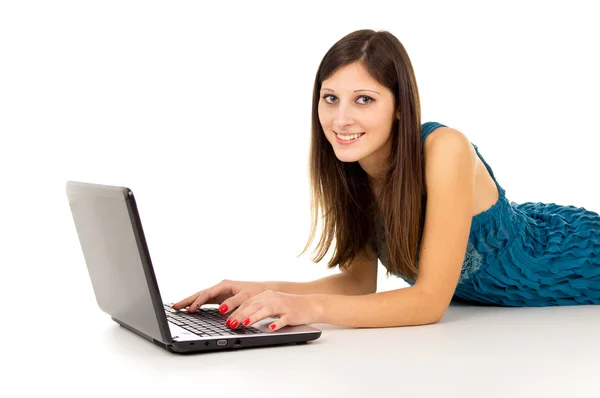 Meisje student studeert op een laptop — Stockfoto