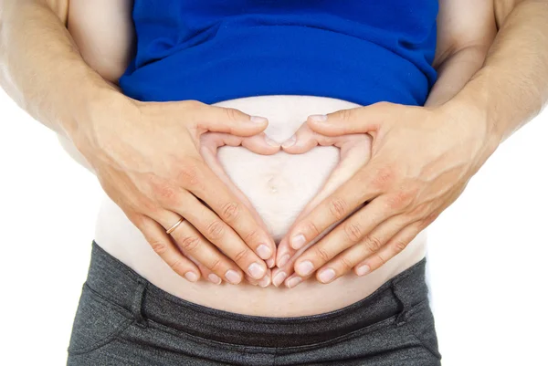 Herz der Hände auf dem Bauch von Schwangeren — Stockfoto