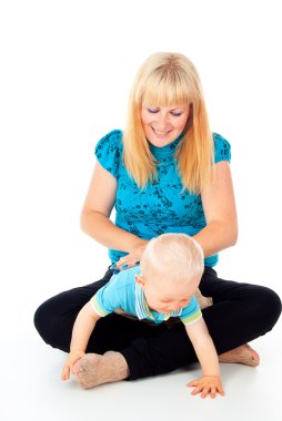 Anne ve bebek kat iskambil oturuyor