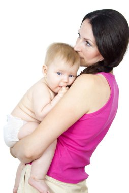 onun kollarında çıplak bir bebek tutan anne