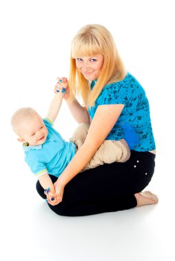 Annenin bebeği ile oynuyor