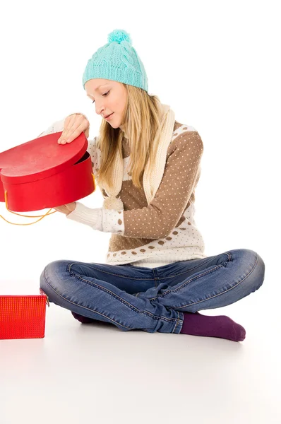 Schöne Mädchen sieht in einem Geschenk isoliert — Stockfoto