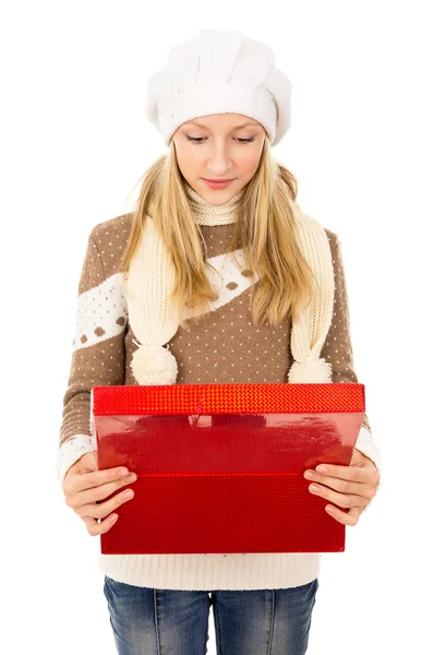 Menina no inverno cap segurando um presente — Fotografia de Stock