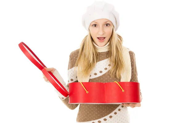 Menina no inverno cap segurando um presente — Fotografia de Stock