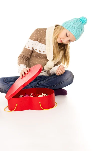 Ragazza in cappello invernale seduta con scatole regalo isolate — Foto Stock