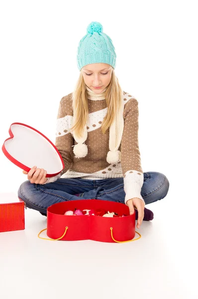 Mädchen sitzt mit Geschenken — Stockfoto