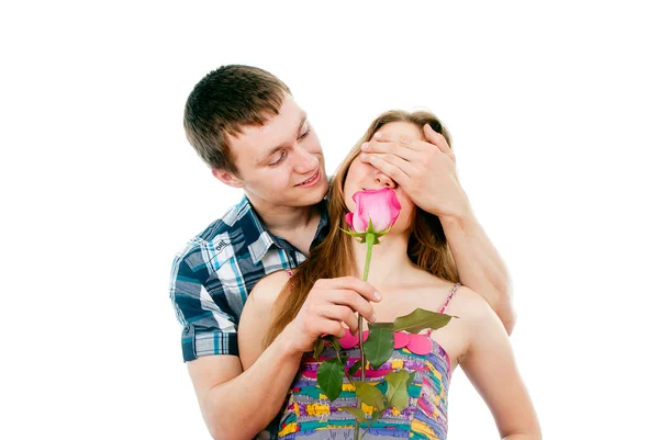 Amore ragazzo dà una ragazza una rosa — Foto Stock