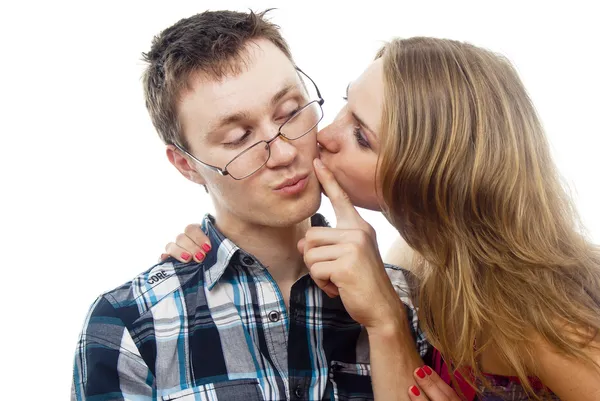 Любовь с девушкой целует красивого парня — стоковое фото