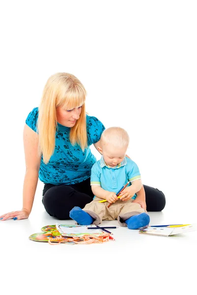 Мать и ребенок рисуют карандашами — стоковое фото