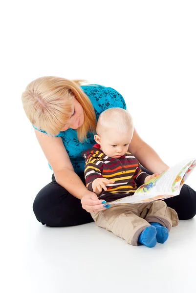 Mor och barn läsa en bok — Stockfoto