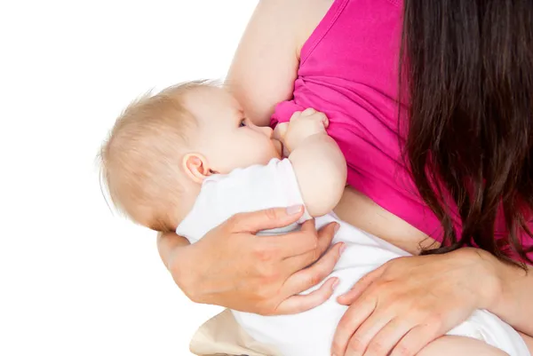 Mor breastfeeds en liten baby — Stockfoto