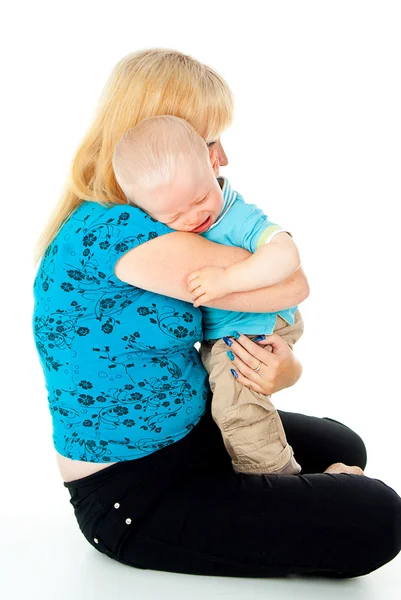 Mutter tröstet weinendes Kind — Stockfoto