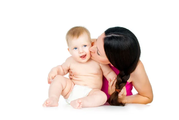 Mutter küsst Baby — Stockfoto