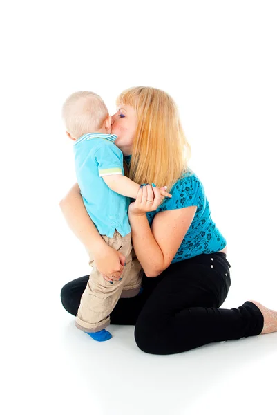 Мать целует маленького ребенка — стоковое фото