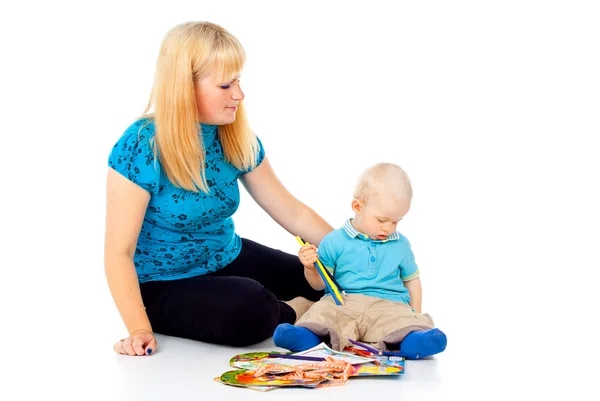 Madre con un niño dibuja — Foto de Stock