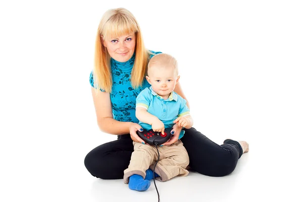 ビデオゲームで遊ぶ子供を持つ母 — ストック写真