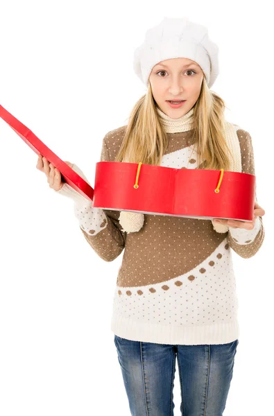 Menina no chapéu de inverno com um presente Fotografia De Stock