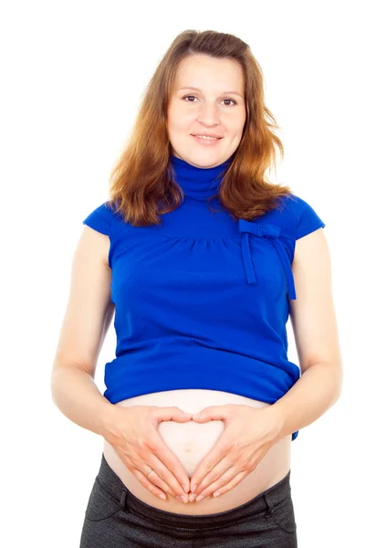 Gravid flicka visar hjärtat av hans händer — Stockfoto