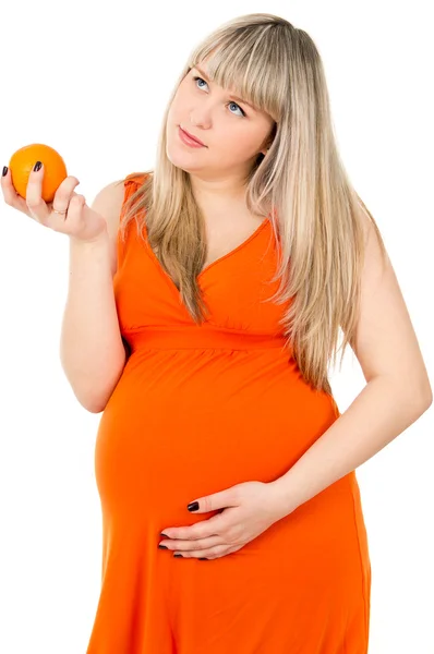 Беременная девушка с апельсином — стоковое фото
