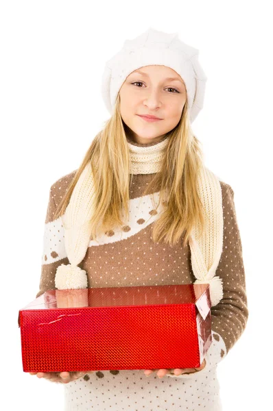 Adolescente chica en un sombrero sosteniendo un regalo aislado —  Fotos de Stock