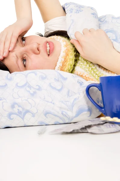 The diseased beautiful girl lying in bed, aching head — Stock Photo, Image