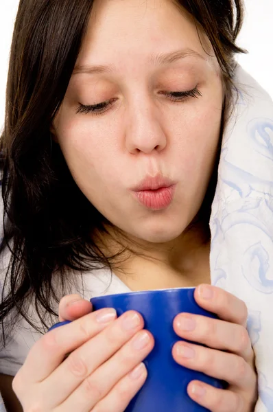 A bela menina doente deitada na cama, e beber remédio — Fotografia de Stock