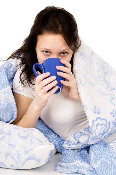 La belle malade couchée sur le lit, et boire des médicaments — Photo