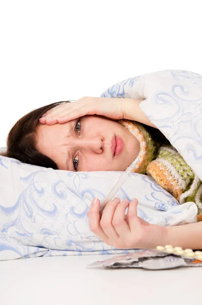 Chore dziewczyna leżąc w łóżku, bóle głowy — Zdjęcie stockowe
