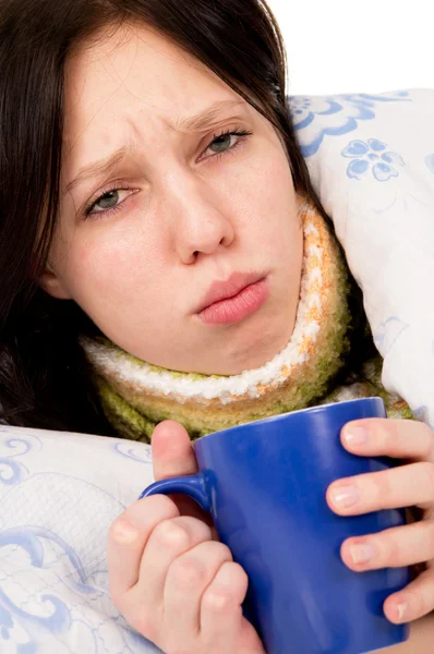 La chica enferma acostada en la cama, bebiendo té — Foto de Stock