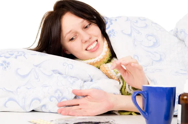 Chore dziewczyna leżąc w łóżku, picie herbaty — Zdjęcie stockowe