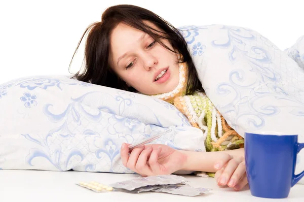 有病的女孩躺在床上喝茶 — 图库照片