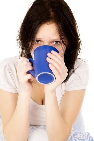 De zieke meisje, zittend op het bed en drankje geneeskunde — Stockfoto