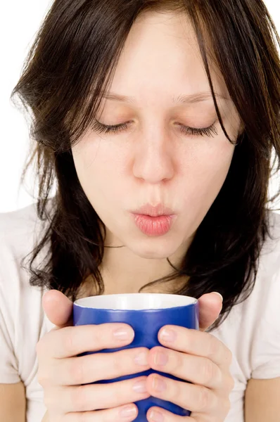 De zieke meisje, zittend op het bed en drankje geneeskunde — Stockfoto