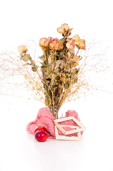 Florero con flores secas y manzanas — Foto de Stock